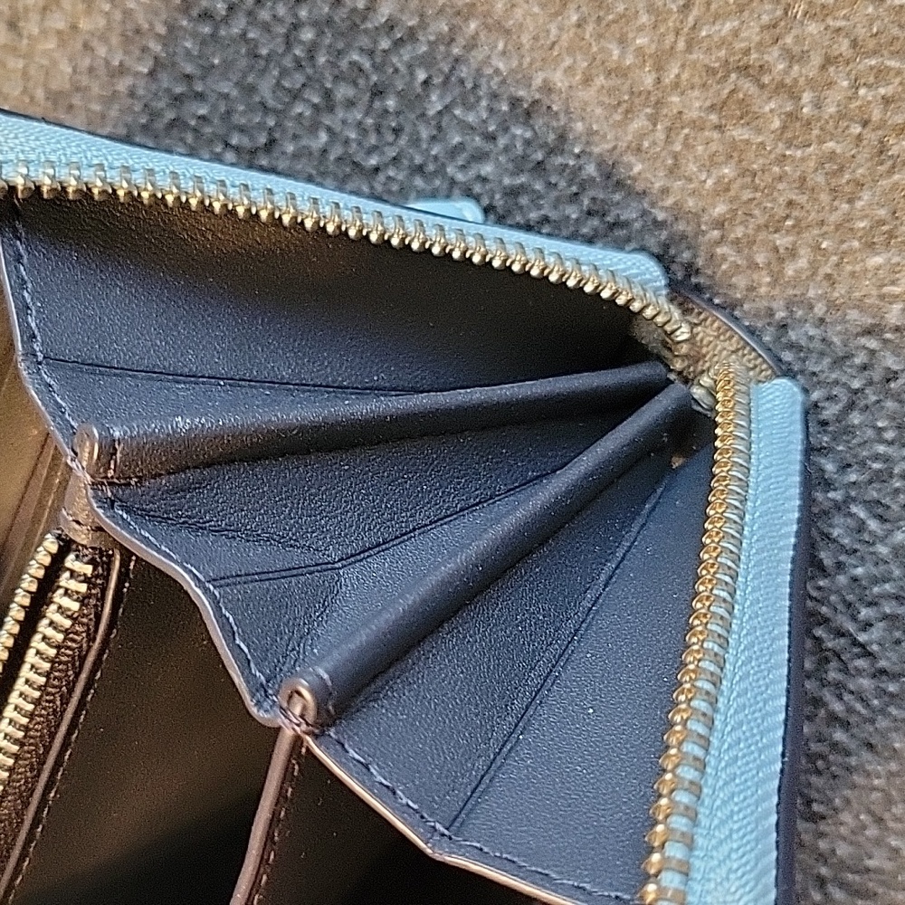 Coach signature C tan & baby blue zip wallet w/detachable wrist strap...EUC - Picture 9 of 10